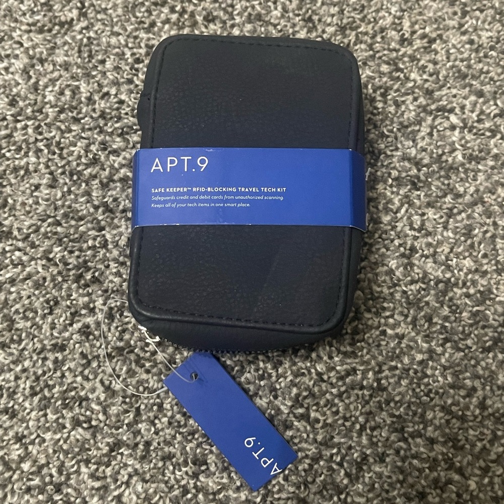 New APT.9 Black RFID-Blocking Travel Tech Kit